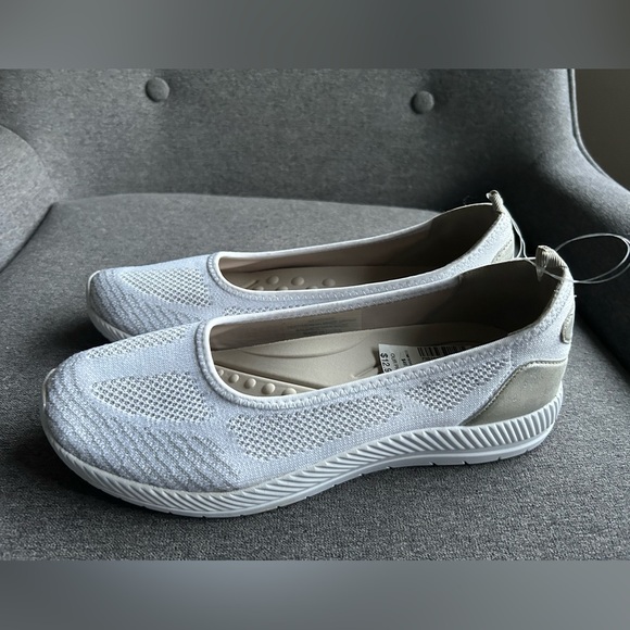 Women’s easy spirit size 9 1/2 new White Slip-On Sneakers - Picture 2 of 3